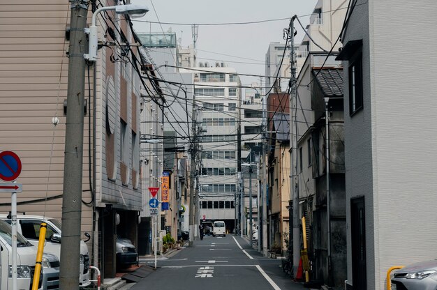 Schöne japanische Stadt mit leerer Straße
