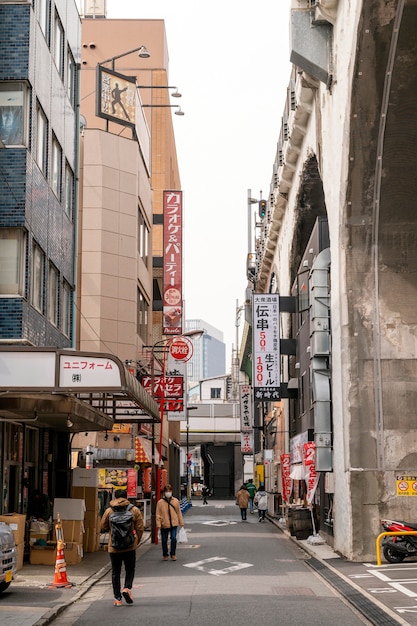 Schöne japanische Stadt mit Menschen