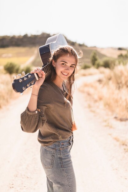 Schöne Jugendliche, die Gitarre hält