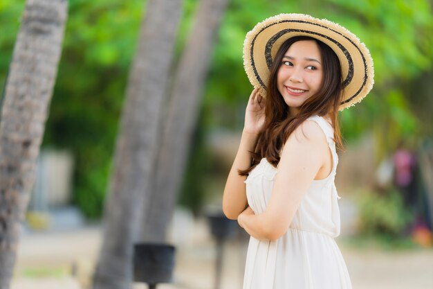 Schöne junge asiatische Frau des Porträts glücklich und Lächeln auf dem Strandmeer und -ozean