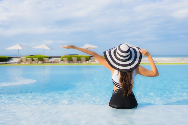 Kostenloses Foto schöne junge asiatische frau des porträts um swimmingpool