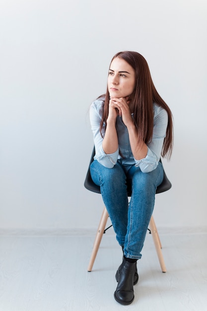 Kostenloses Foto schöne junge dame, die weg schaut