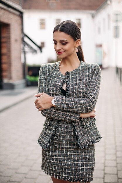 Schöne junge erwachsene Brünette im stilvollen Look.