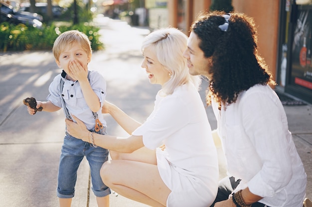 Schöne junge Familie