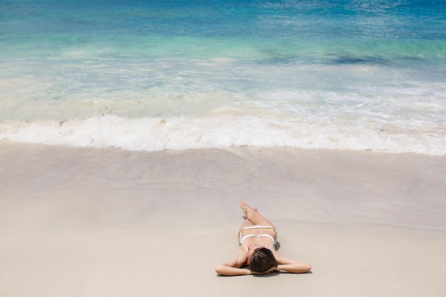 schöne junge Frau am Strand der Seychellen