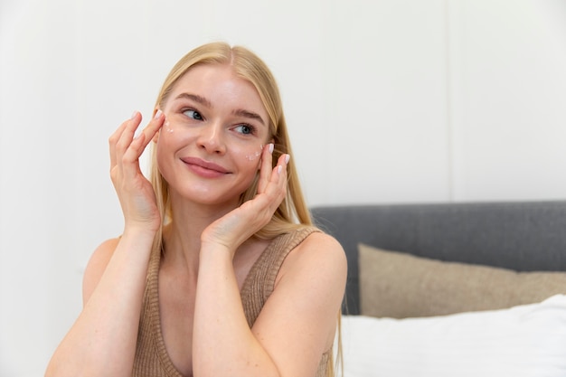 Schöne junge Frau, die auf sich selbst aufpasst