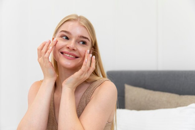 Schöne junge Frau, die auf sich selbst aufpasst