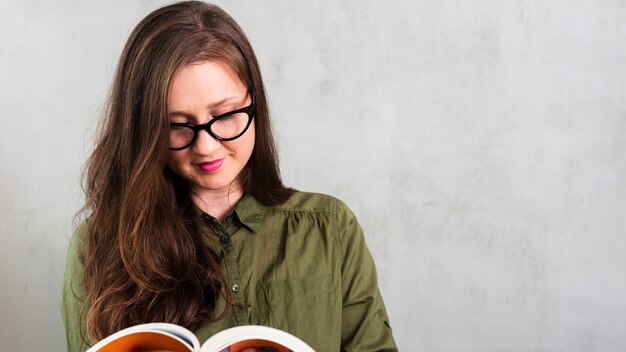 Schöne junge Frau, die ein Buch liest