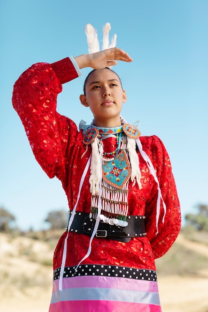 Schöne junge Frau, die indianisches Kostüm trägt