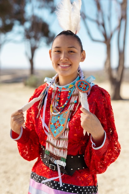 Schöne junge Frau, die indianisches Kostüm trägt
