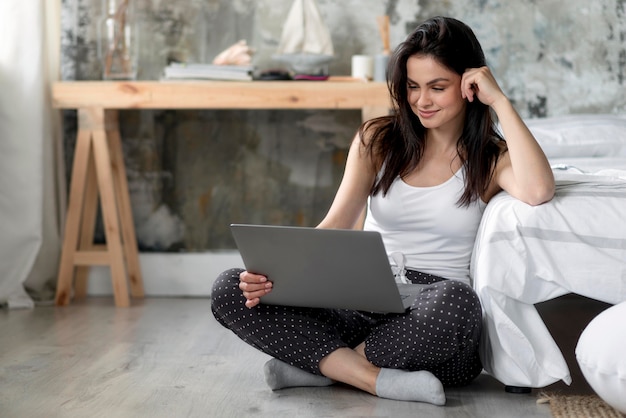 Schöne junge Frau, die Laptop durchsucht