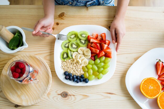 Schöne junge Frau genießen Frühstück zu Hause.