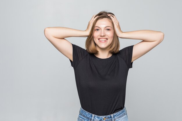 Schöne junge Frau Gesicht Hände auf Haut isoliert