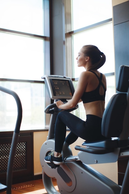 schöne junge Frau im Fitnessstudio