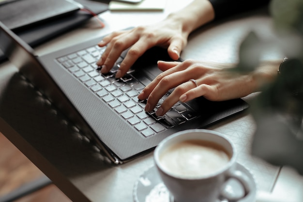 Schöne junge Frau im Heimbüro. Von zu Hause aus arbeiten. Telearbeitskonzept