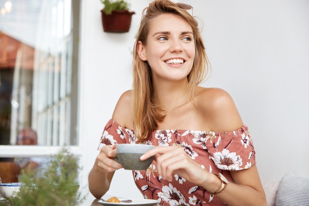 Kostenloses Foto schöne junge frau im kleid im café