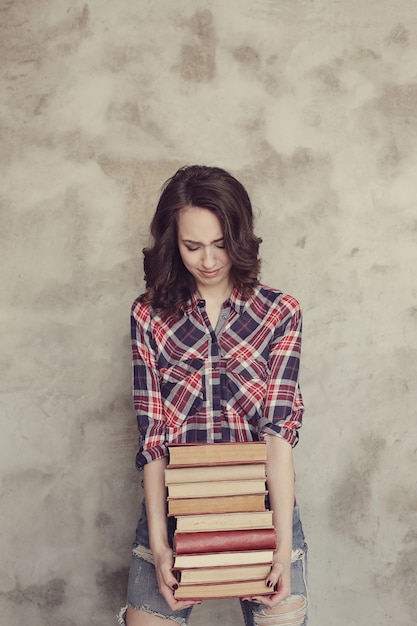 Schöne junge Frau mit Büchern