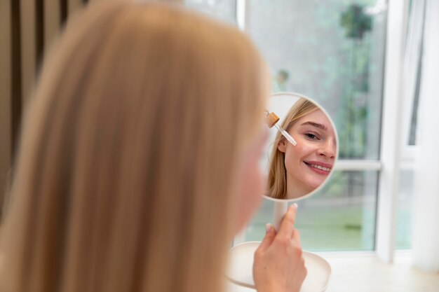 Schöne junge Frau mit einem Gesichtspflegeöl