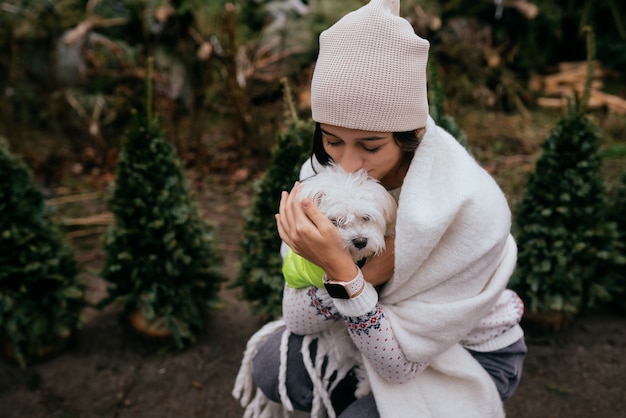 Schöne junge Frau mit einem weißen Hund