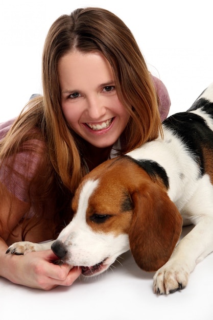 Schöne junge Frau mit Hund