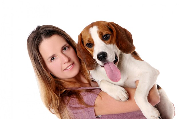 Schöne junge Frau mit Hund