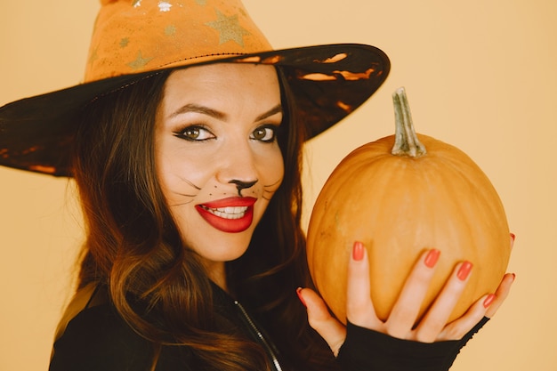 Schöne junge Frau mit Katzenmake-up