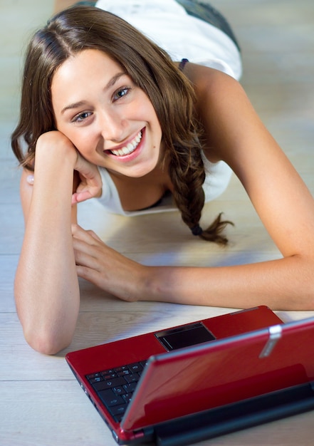 Kostenloses Foto schöne junge frau mit laptop zu hause.