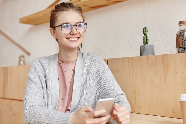 Schöne junge Frau mit Smartphone