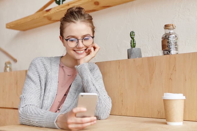 Kostenloses Foto schöne junge frau mit smartphone