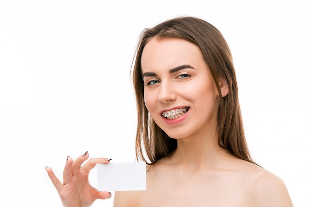 Schöne junge Frau mit Zahnspangen