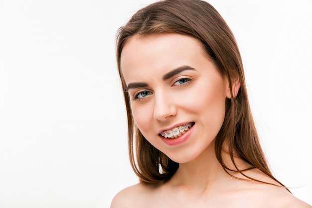 Schöne junge Frau mit Zahnspangen