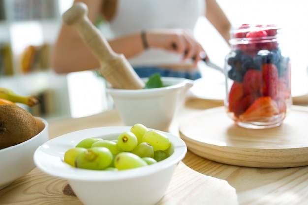 Schöne junge Frau Vorbereitung Frühstück zu Hause.