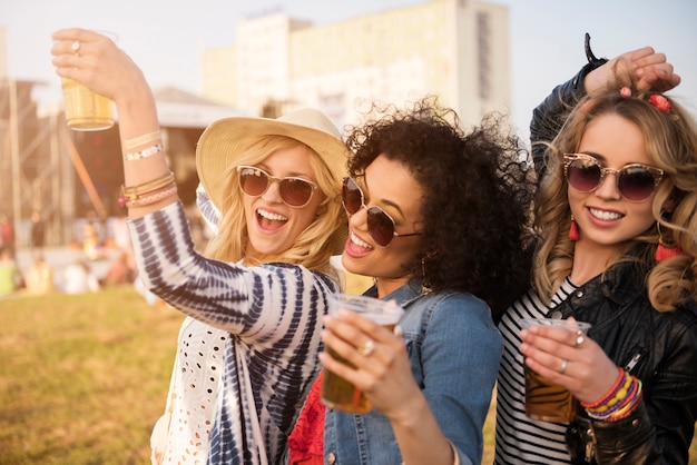 Schöne junge frauen, die spaß zusammen haben