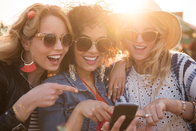 Schöne junge Frauen, die Spaß zusammen haben