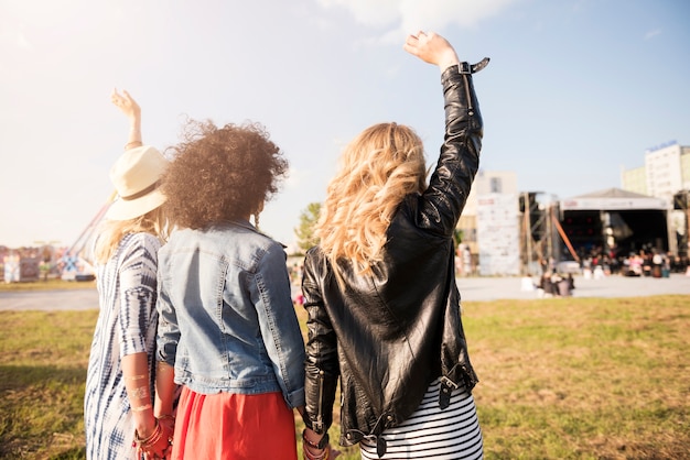 Schöne junge Frauen, die Spaß zusammen haben