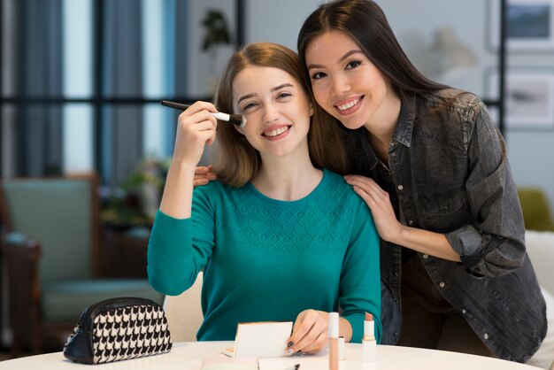 Schöne junge Frauen, die zusammen aufwerfen