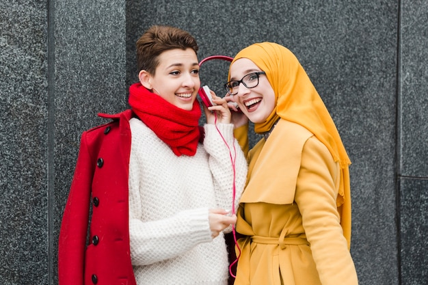 Kostenloses Foto schöne junge frauen lachen