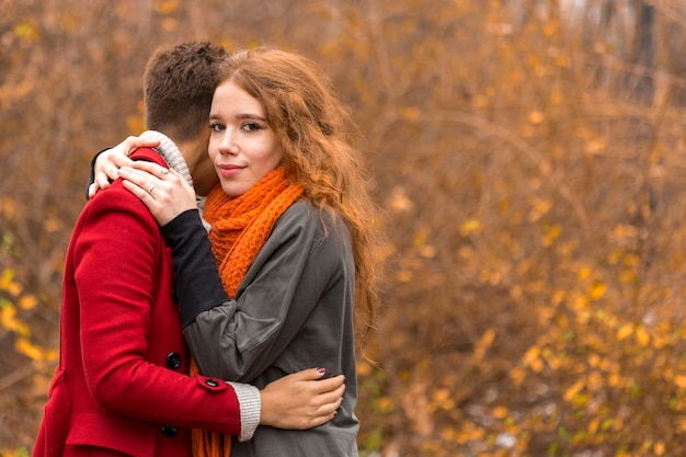 Schöne junge Frauen umarmen