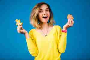 Kostenloses Foto schöne junge hipsterfrau, die kekse isst