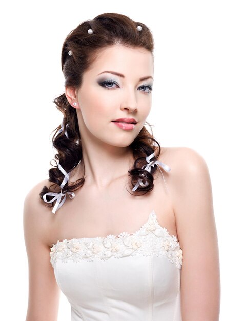 Schöne junge hübsche Braut mit Hochzeitsfrisur - Nahaufnahme