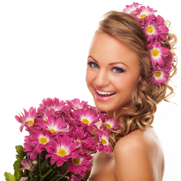 Schöne junge kaukasische Frau mit Blumen