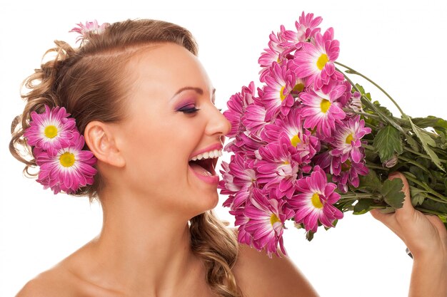 Schöne junge kaukasische Frau mit Blumen