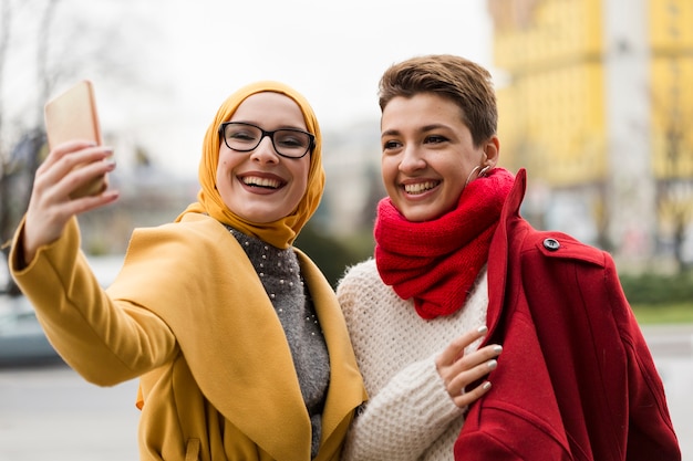 Schöne junge Mädchen, die ein selfie nehmen