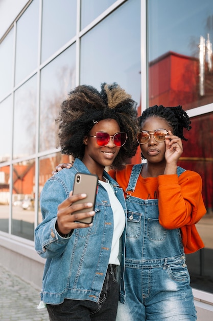 Schöne junge Mädchen, die ein Selfie zusammen nehmen