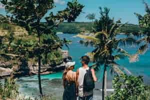 Kostenloses Foto schöne junge paare, die auf der see- und strandliebe und -empfindlichkeit aufwerfen