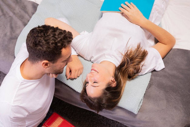 Schöne junge Paare im Schlafzimmer