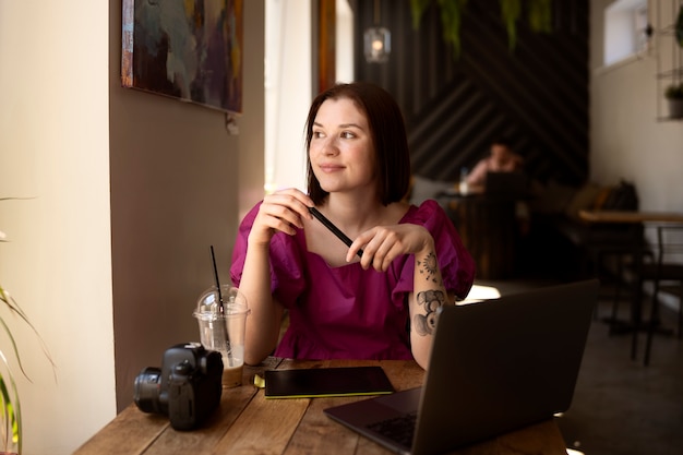 Kostenloses Foto schöne junge tätowierte person