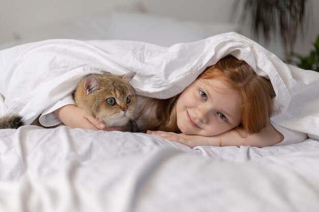 Schöne Katze mit kleinem Mädchen hautnah