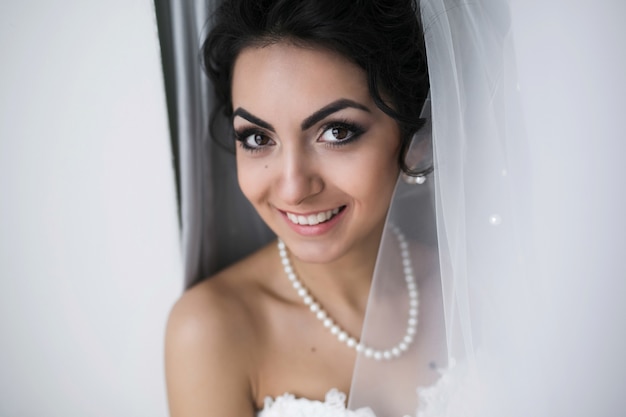 Schöne kaukasische Braut, die sich fertig macht