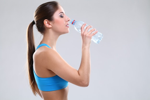 Schöne kaukasische Frau im fitwear mit Wasser